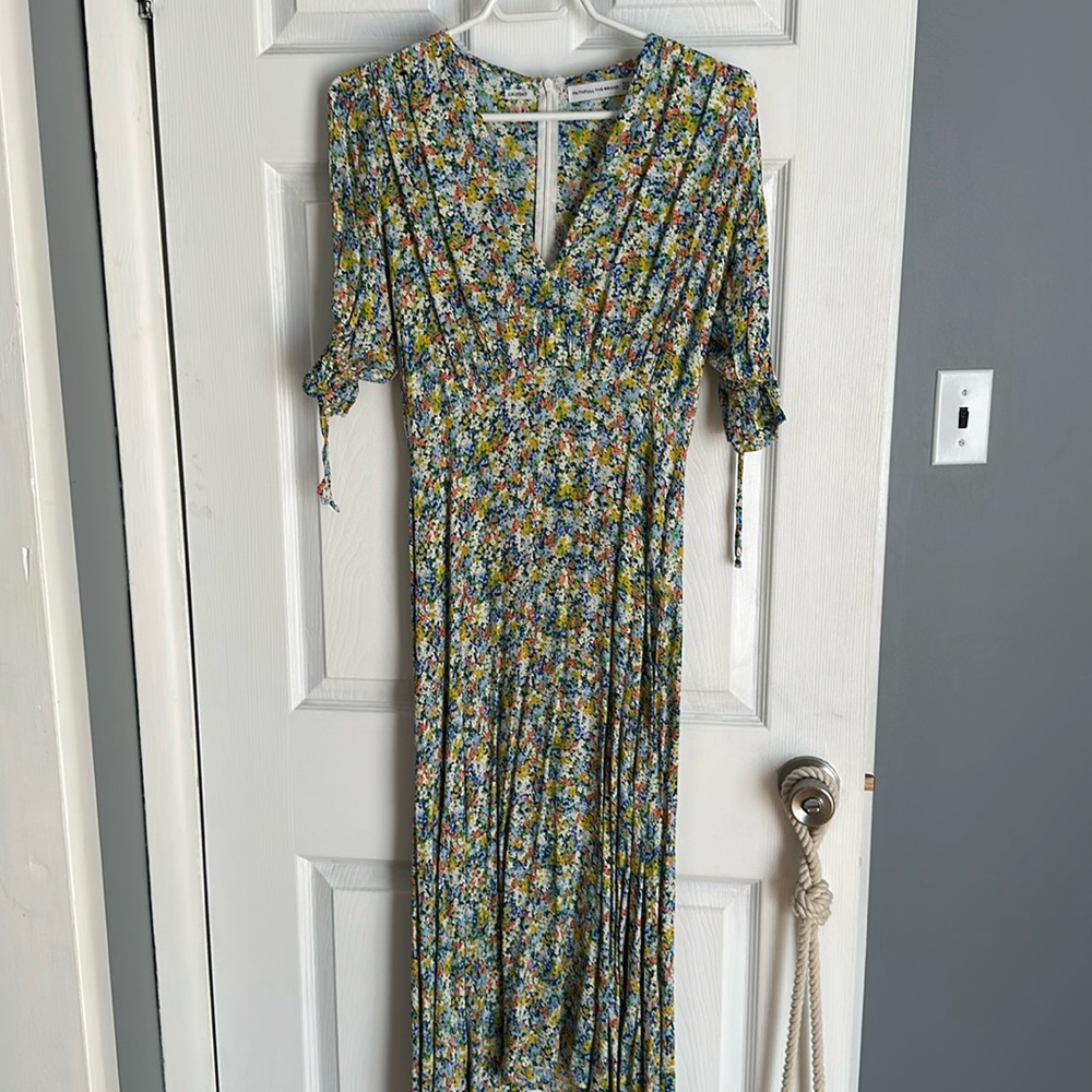 Beautiful long dress puffy sleeves zipper at the back for easy fit size